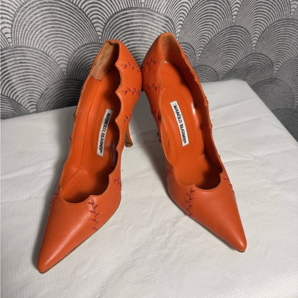 Manolo Blahnik Orange Scalloped Pointed-Toe Leather Pumps - Picture 11 of 11